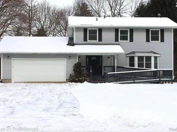 6481 Winans Lake Rd, Brighton, MI 48116