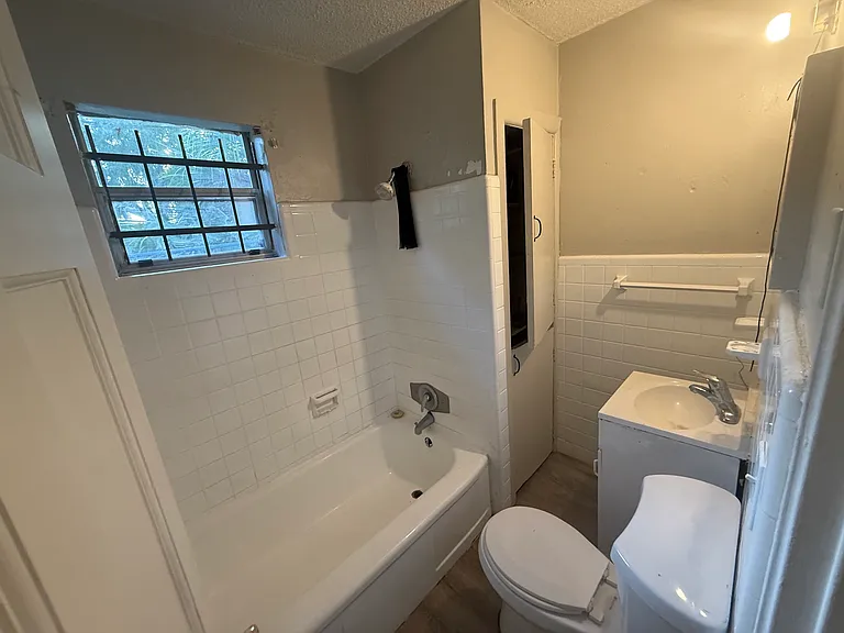 112 W 17th St #1 — Photo 9