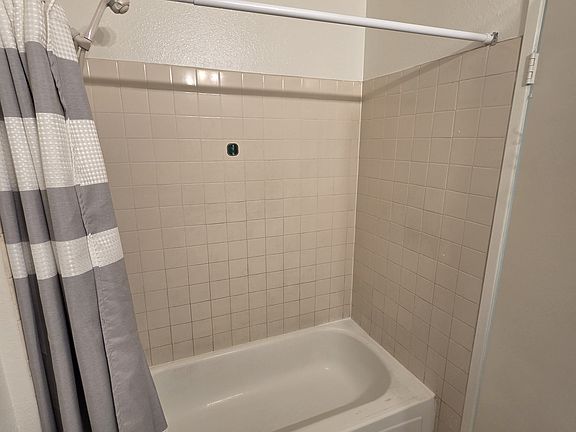 4th image of 2534 Falling Leaf Ave APT A