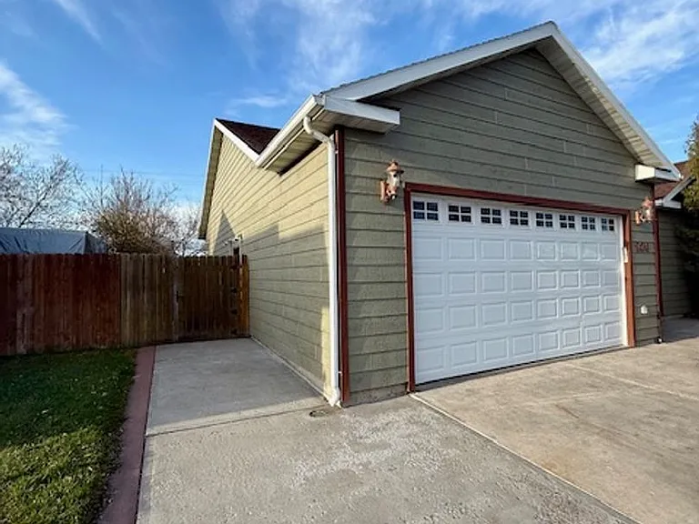 226 E River Rock Rd — Photo 2