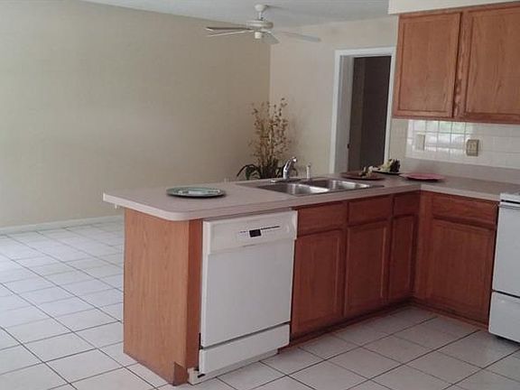 3rd image of 7414 Manhattan Dr