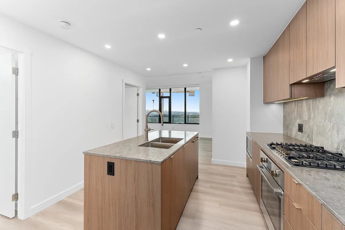 3 bed, 921 sqft, $3,200 — Photo 2