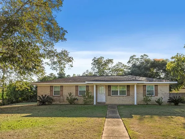201 Carr Cir, Headland, AL 36345