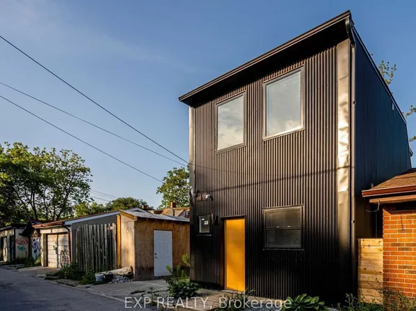 452 Montrose Ave #C, Toronto, ON M6G 3H1
