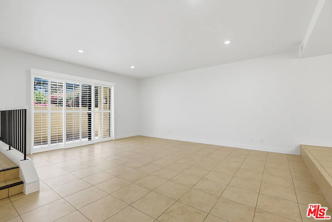 2 bed, 2.5 bath, 2372 sqft, $8,200 — Photo 2