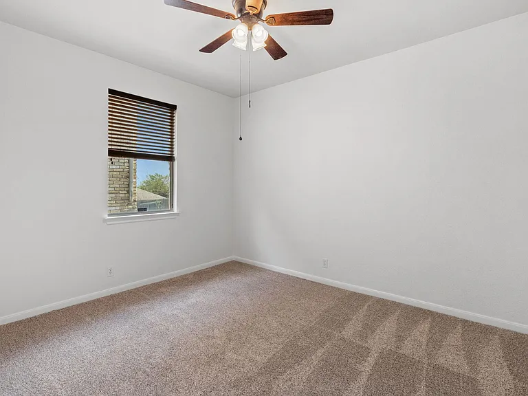 209 Canterbury Dr — Photo 23