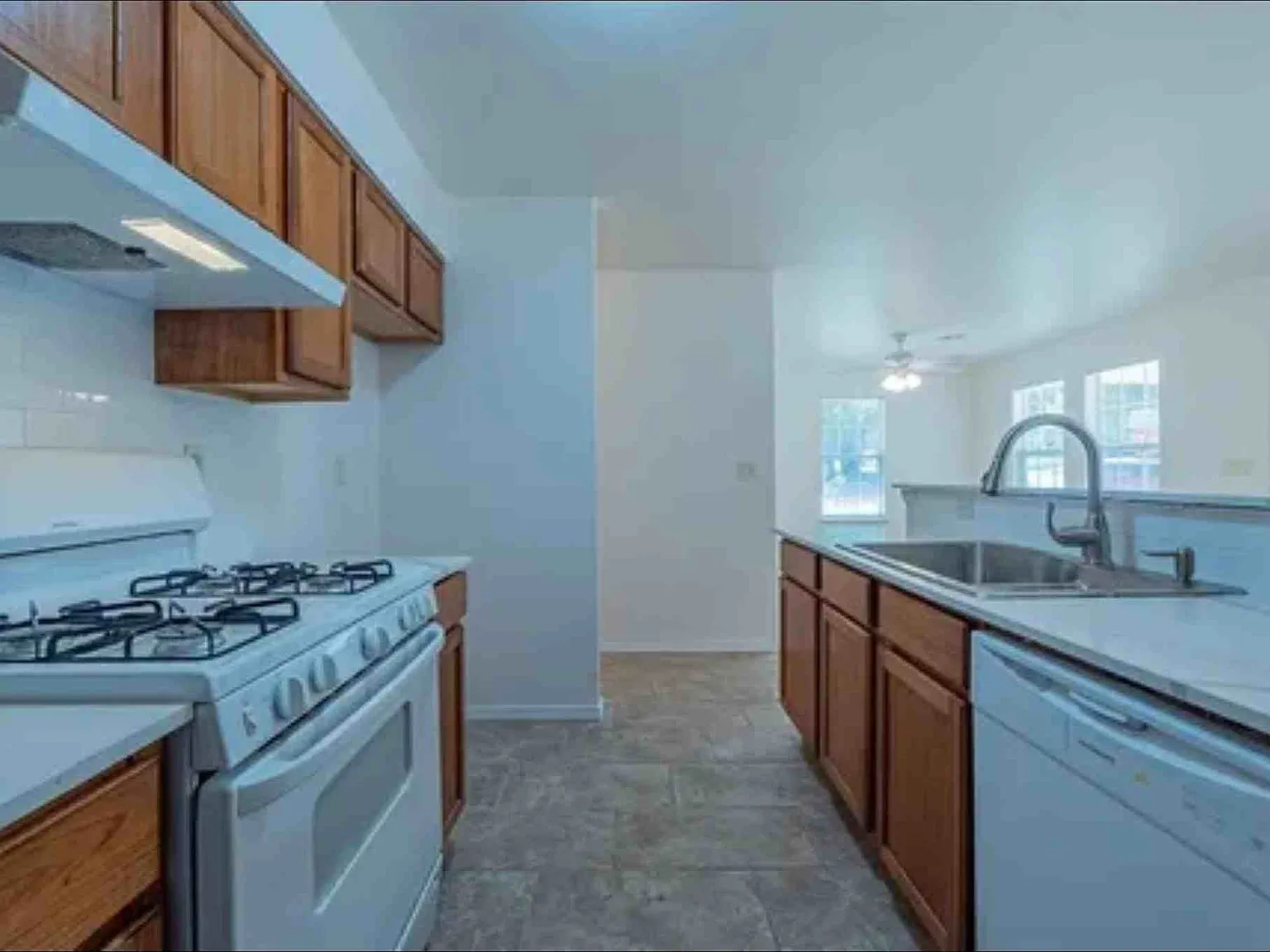 3 bed, 1000 sqft, $1,395 — Photo 2