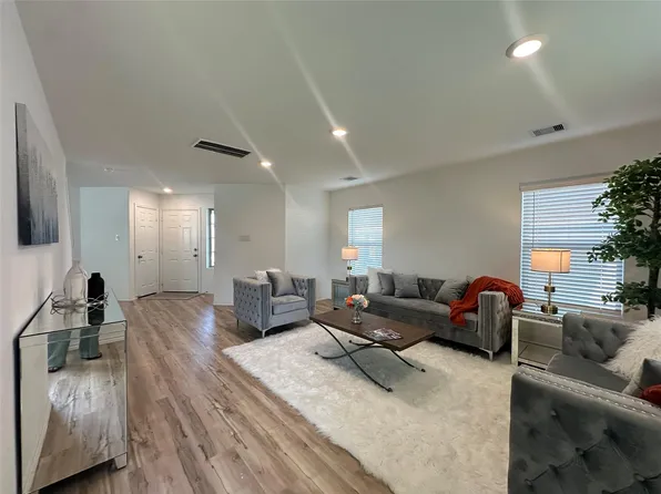 11079 N Lake Mist Ln, Willis, TX 77318