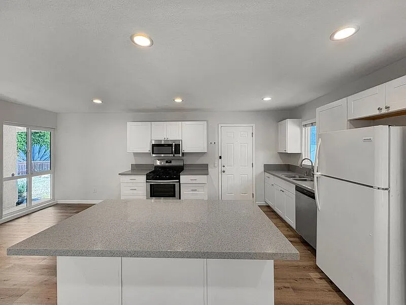 3 bed, 2.0 bath, 1150 sqft, $3,500 — Photo 3