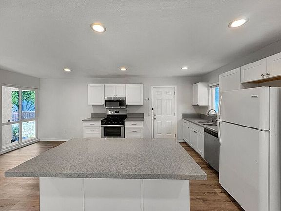 3rd image of 552 Luna Dr