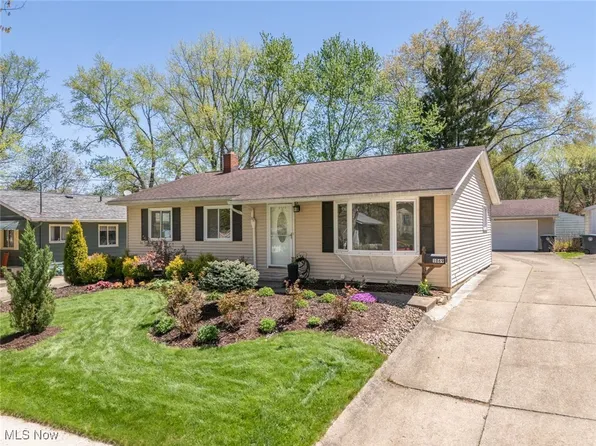 1069 Middlecoff Dr, Akron, OH 44313