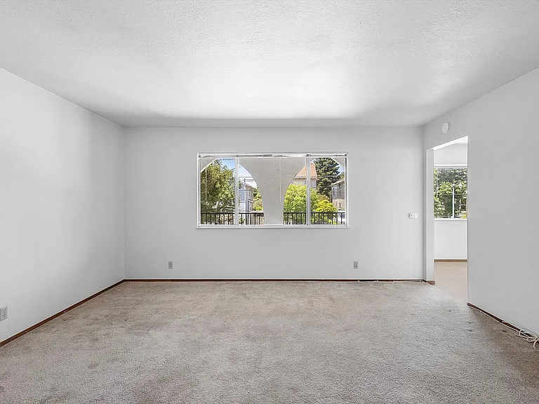 1336 Broadway #B - 2 bedroom | 1 bath | Upper unit w/ a private balcony — Photo 4