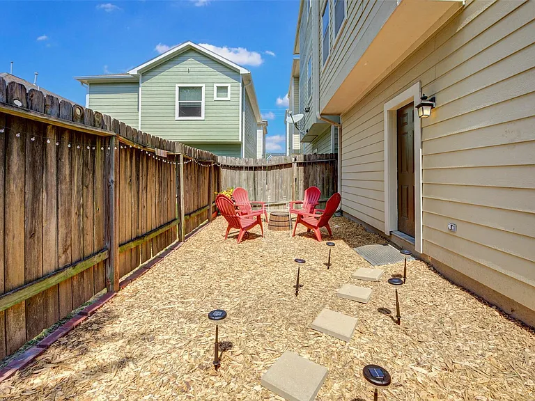 1815 Lewis St — Photo 37