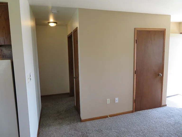 638 W State St — Photo 5