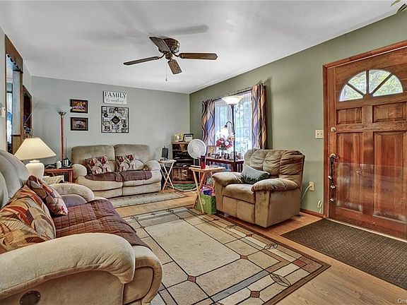 5th image of 13 Fleetwood Dr