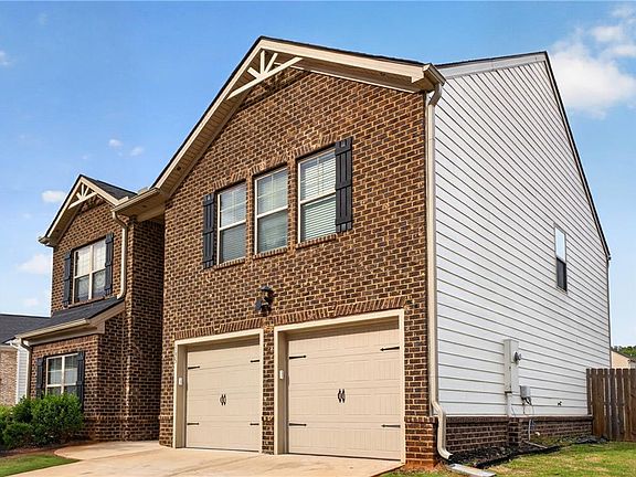 3rd image of 135 Twin Lakes Dr
