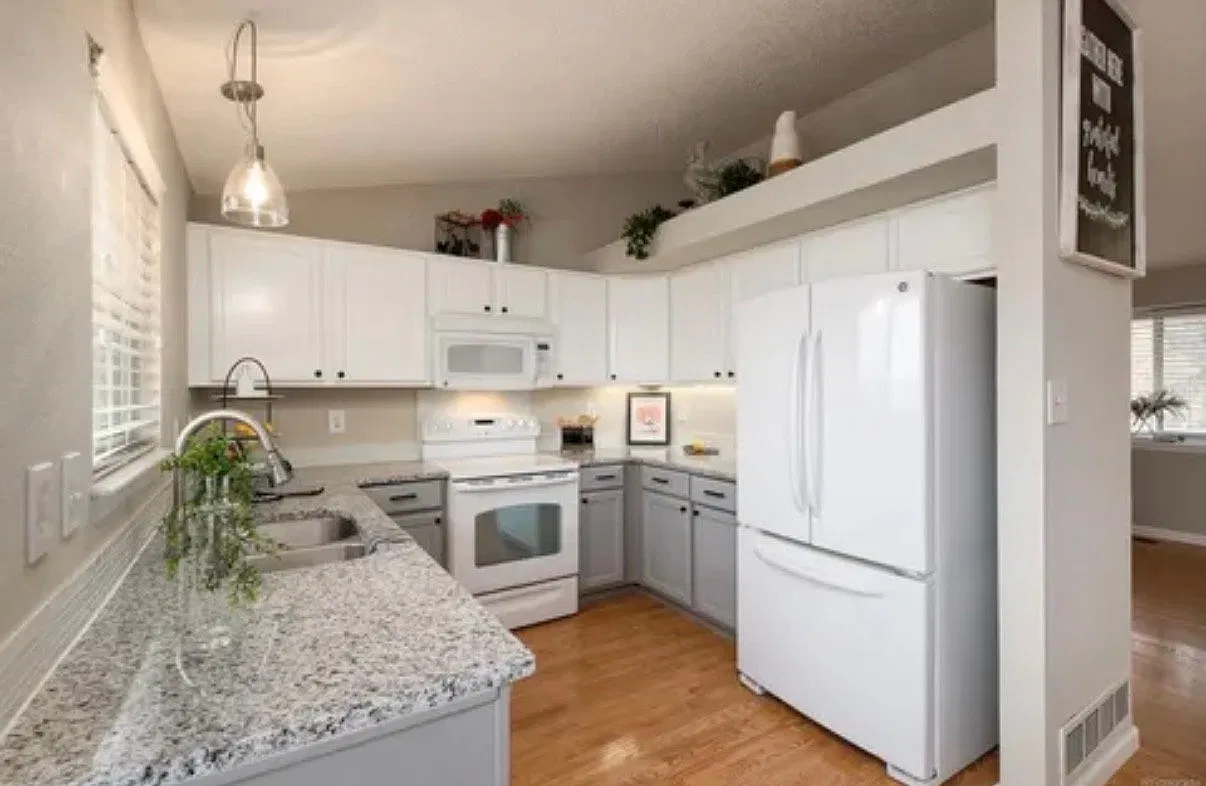 Two-story Single family home with 4-bedroom, 3-bath, 2 Car Garage family friendly neighborhood. — Photo 3