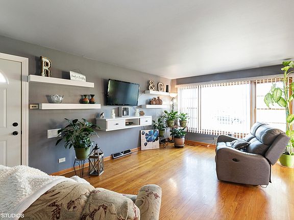 4th image of 136 Kingston Pl