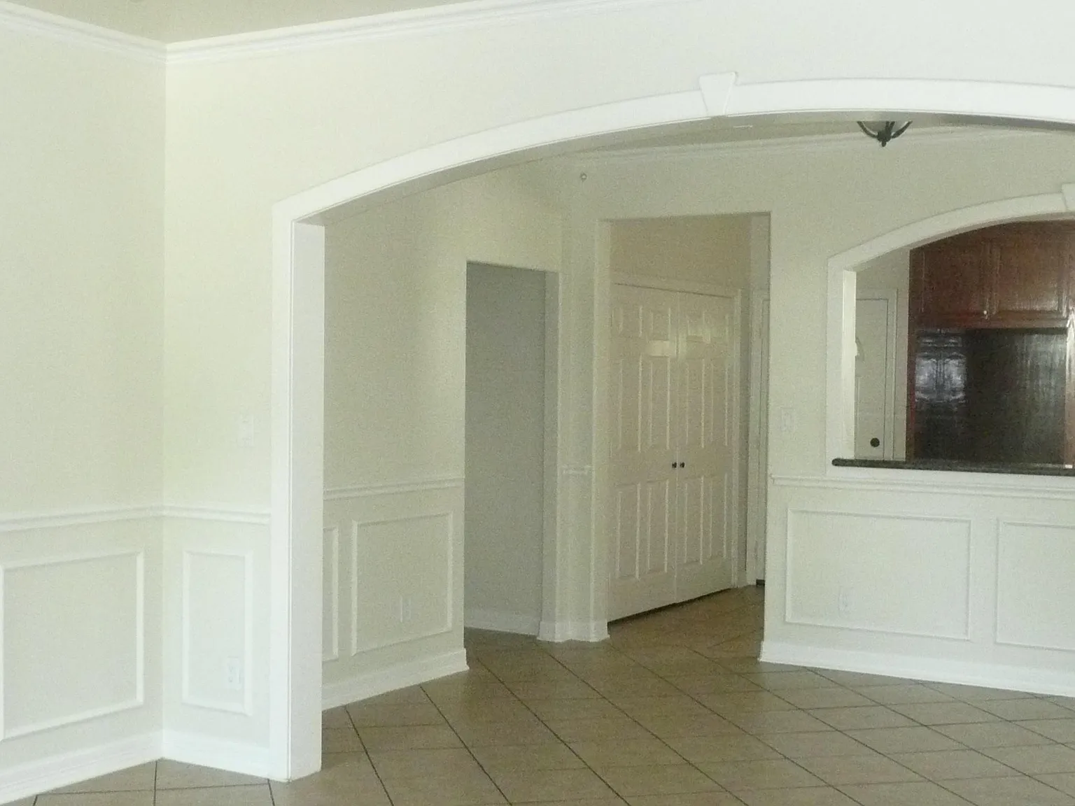 3 bed, 1.5 bath, 2800 sqft, $1,700 — Photo 3
