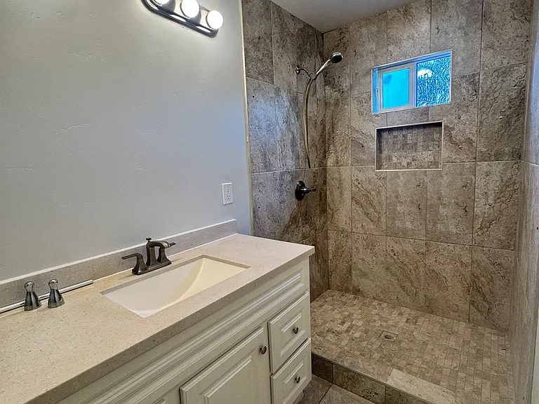 529 Worthington St — Photo 7