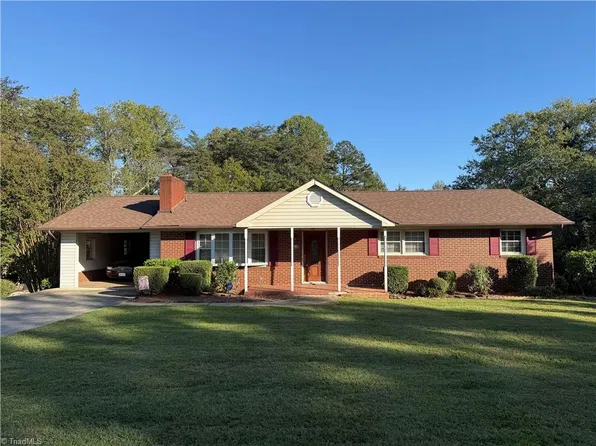 405 E Devon Dr, Mount Airy, NC 27030