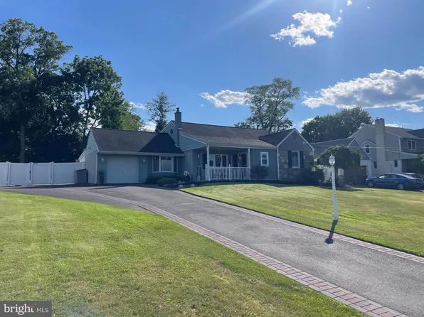 1004 Hillside Dr, Southampton, PA 18966