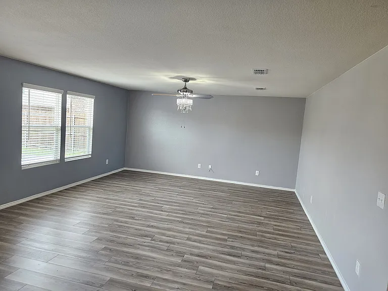 1045 Knightly Ln — Photo 5