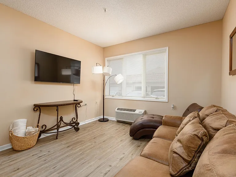 555 Highland Dr #105 — Photo 8