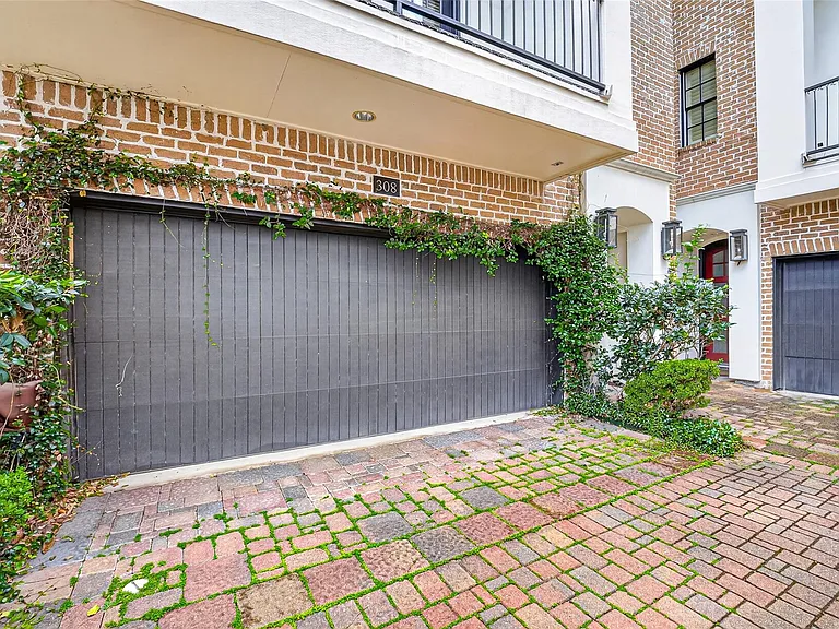 308 W Bell St — Photo 5