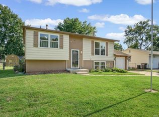 612 Saint Rose Dr, Godfrey, IL 62035