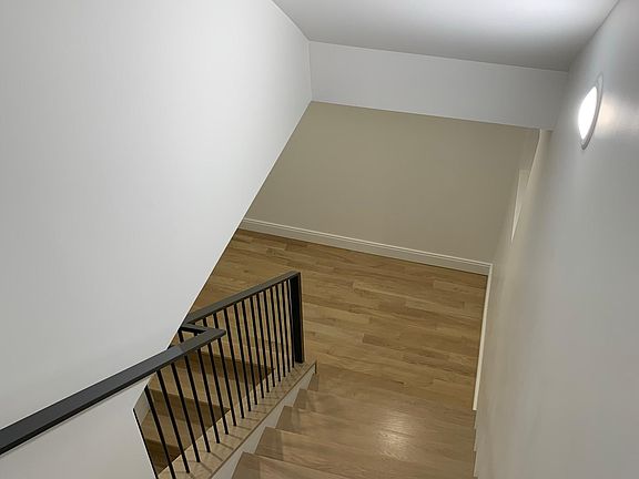 3rd image of 1425 W Catalpa Ave #2