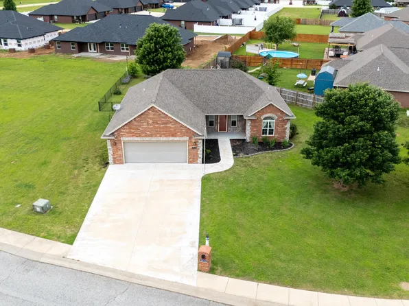 1611 Saint Joseph Dr, Grove, OK 74344
