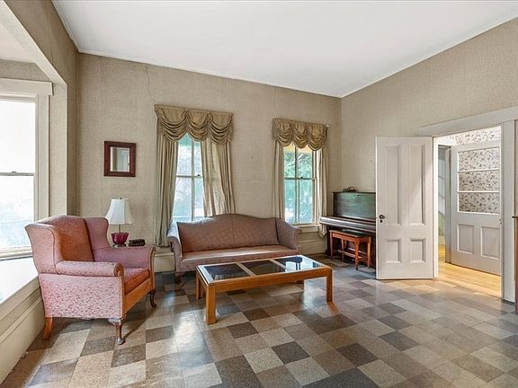 2nd image of 40 Columbus St
