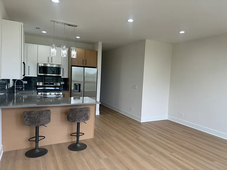 3723 S Lake Park Ave #0 — Photo 4
