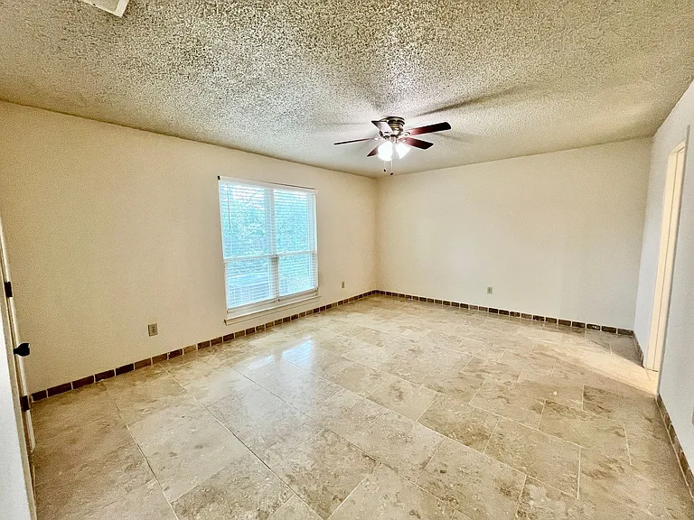 3904 Woodbury Ct — Photo 13