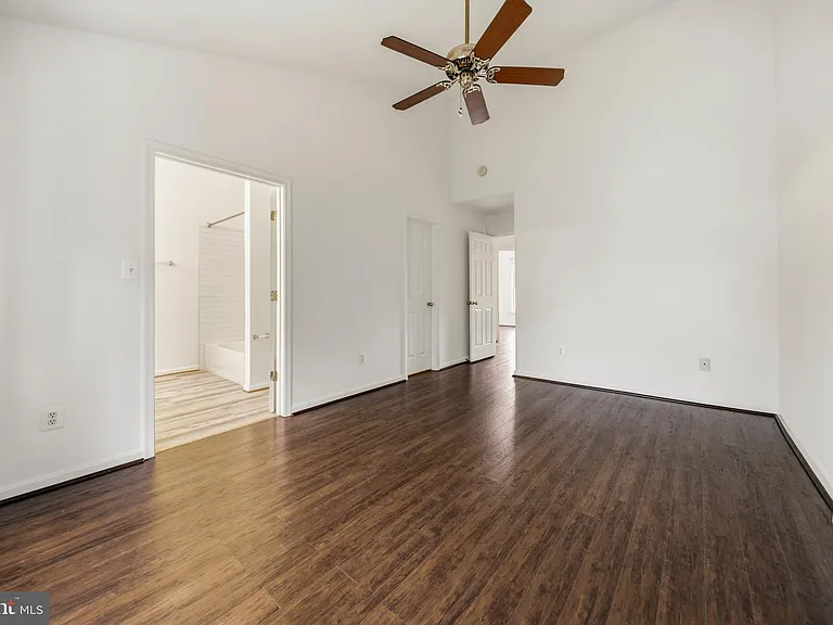 25251 Dunvegan Sq — Photo 15