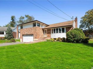 1390 Richmond Ct, East Meadow, NY 11554