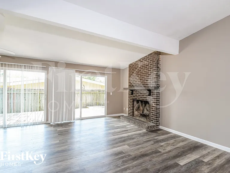 2240 Cherry Ln — Photo 3