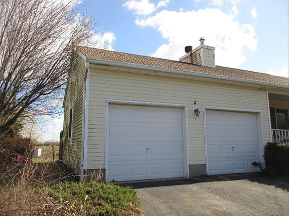 3rd image of 171 Crystal Dr