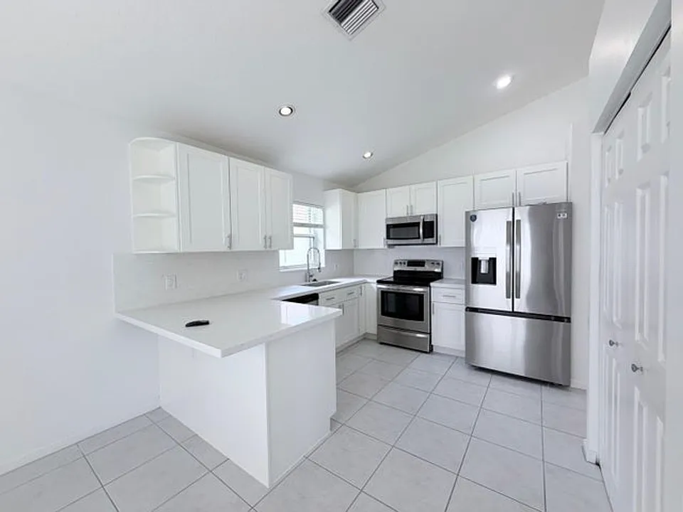1975 Oak Berry Cir