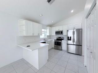 1975 Oak Berry Cir, Wellington, FL 33414