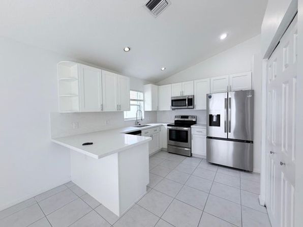 1975 Oak Berry Cir