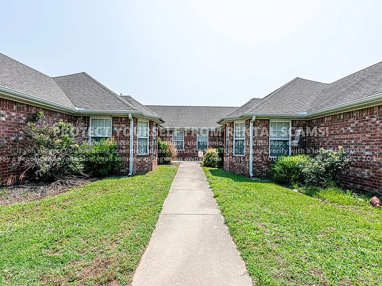 245 Ravenwood Rd — Photo 1