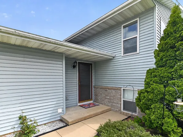808A N Clover Ln, Cottage Grove, WI 53527