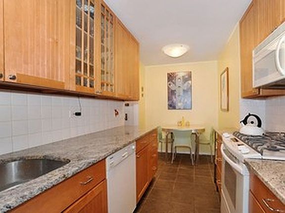 2nd image of 18 Charlton St Unit 10G