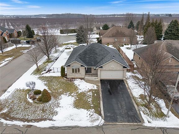 2nd image of 332 Duncombe Rd