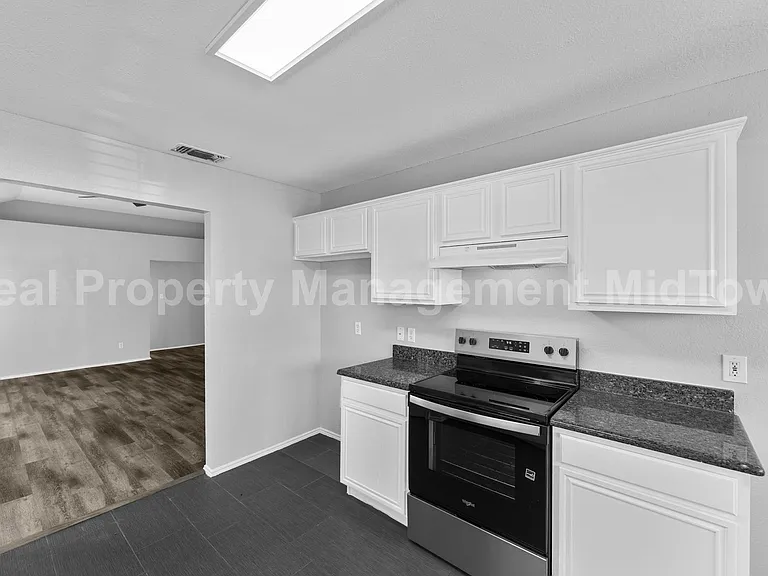 6100 Wall St — Photo 6