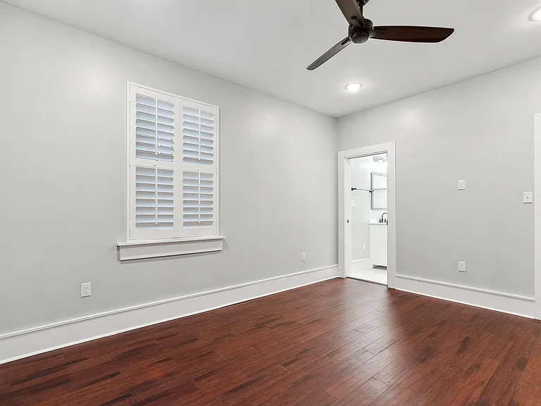 1944 Jackson Ave — Photo 16