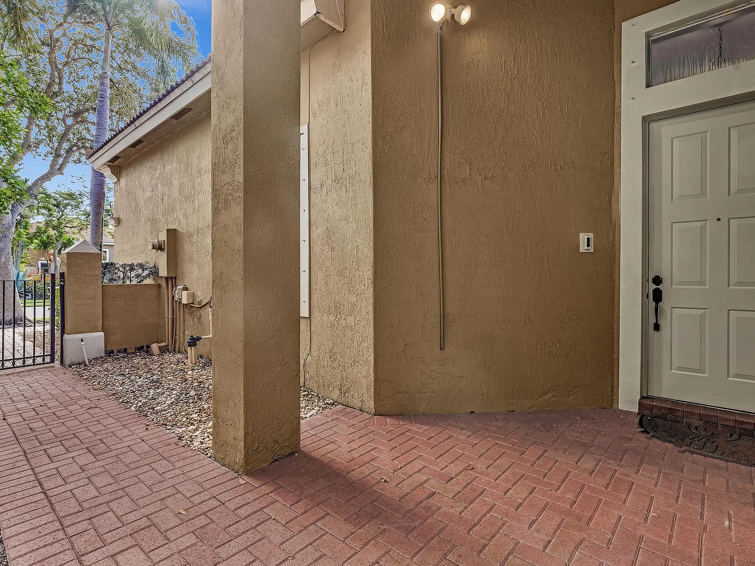 3 bed, 2.0 bath, 1818 sqft, $5,000 — Photo 4