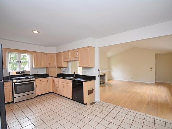 5th image of 563 Stanley Ave
